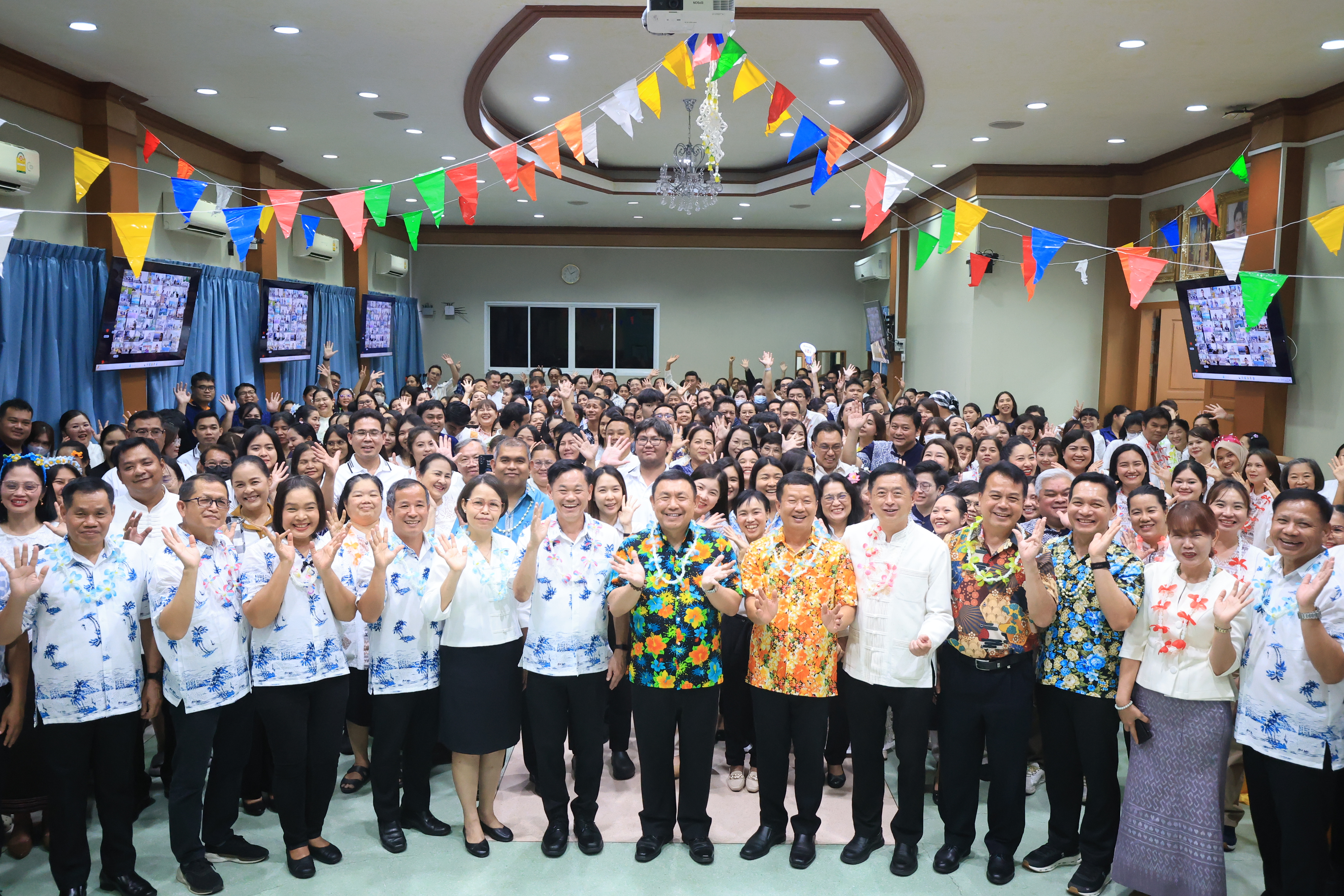 title - ชุ่มฉ่ำ! ชาว ส.ป.ก. ร่วมสรงน้ำพระพุทธรูป และรดน้ำขอพรผู้บริหาร เนื่องในประเพณีวันสงกรานต์ ประจำปี 2569 บรรยากาศเต็มไปด้วยความชื่นมื่นชุ่มฉ่ำ